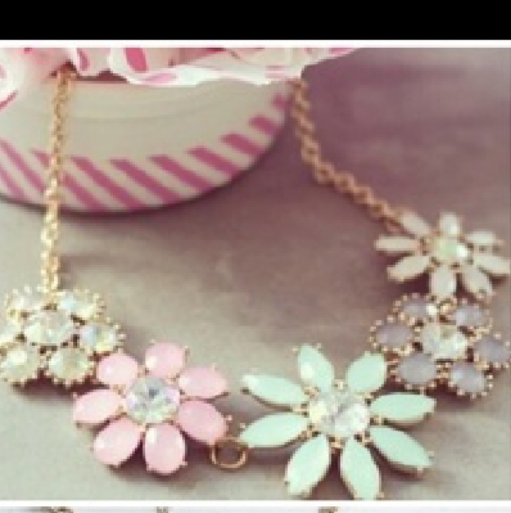 Floral statement necklace - Picture 2 of 3